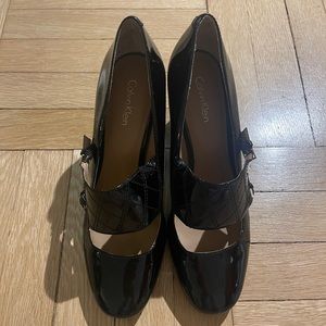 Calvin Klein black patent heels with a quilted strap and bronze details - size 9